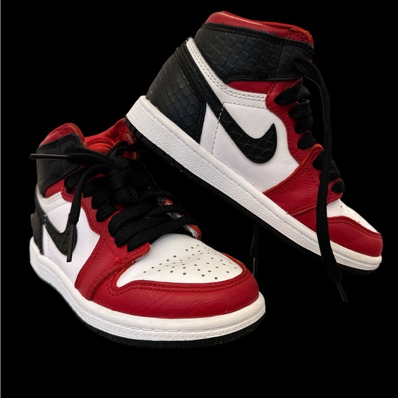 Kids Jordan 1 - Picture 3 of 3